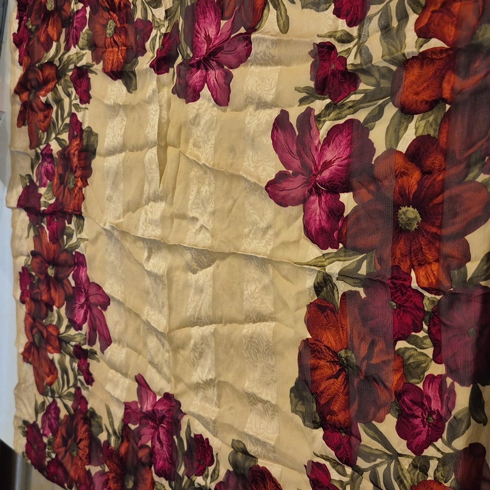 Gorgeous Oscar Dela Renta Silk Scarf 100% Silk